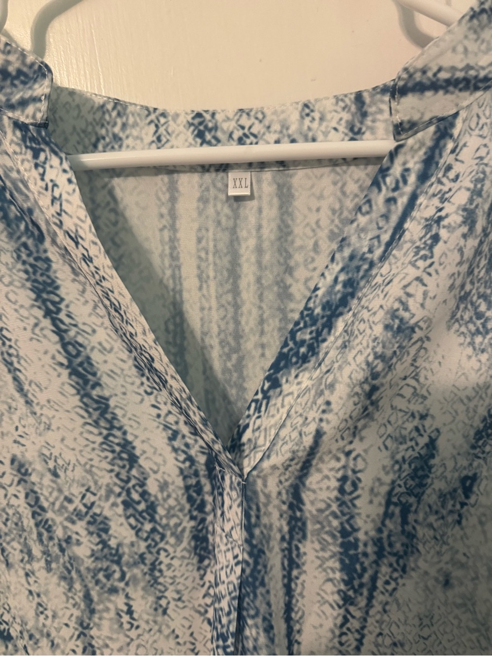 Lightweight Blue Printed V-Neck Women's Top - Never Worn! - Picture 2 of 6